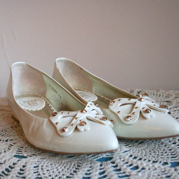 Anna Sui Creamy White Leather Pointy Toed Flats With Studded Bow Size 7 - Picture 3 of 10